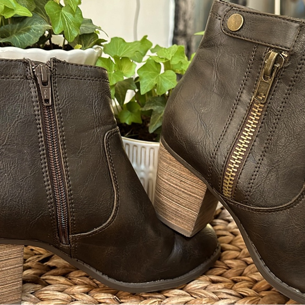 WOMEN’S BOOTIES * SIZE 8M * BRAND NEW * LEATHER * CROWN VINTAGE *